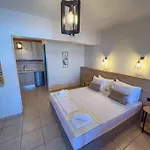 Plaka Aparthotel 3*