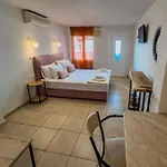 Aparthotel Plaka 3*
