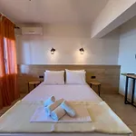 Ξενοδοχείο με διαμερίσματα Plaka 3*