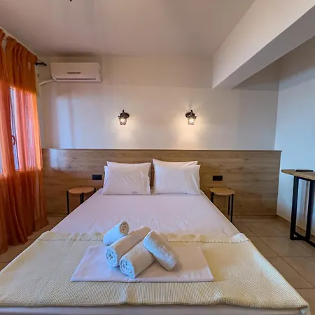 Apartahotel Plaka 3*